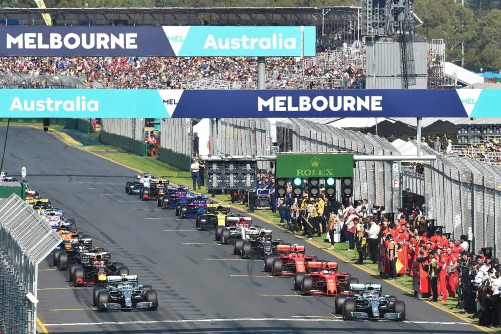 F1, la partenza del giro di formazione del GP Australia 2019