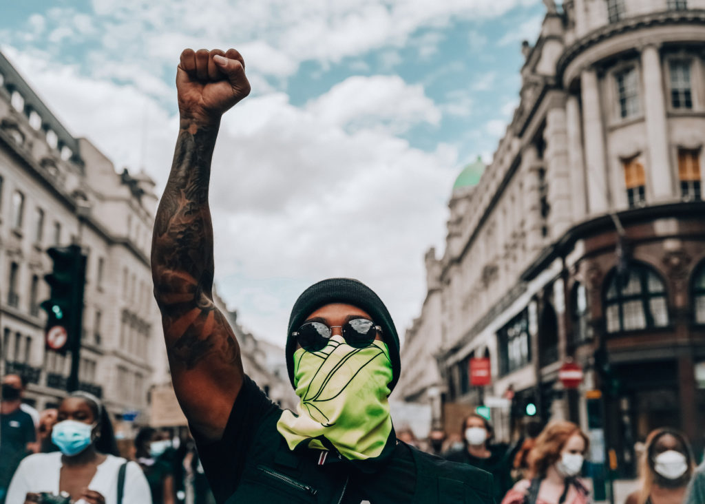 Lewis Hamilton per le strade di Londra a sostenere il movimento Black Lives Matter