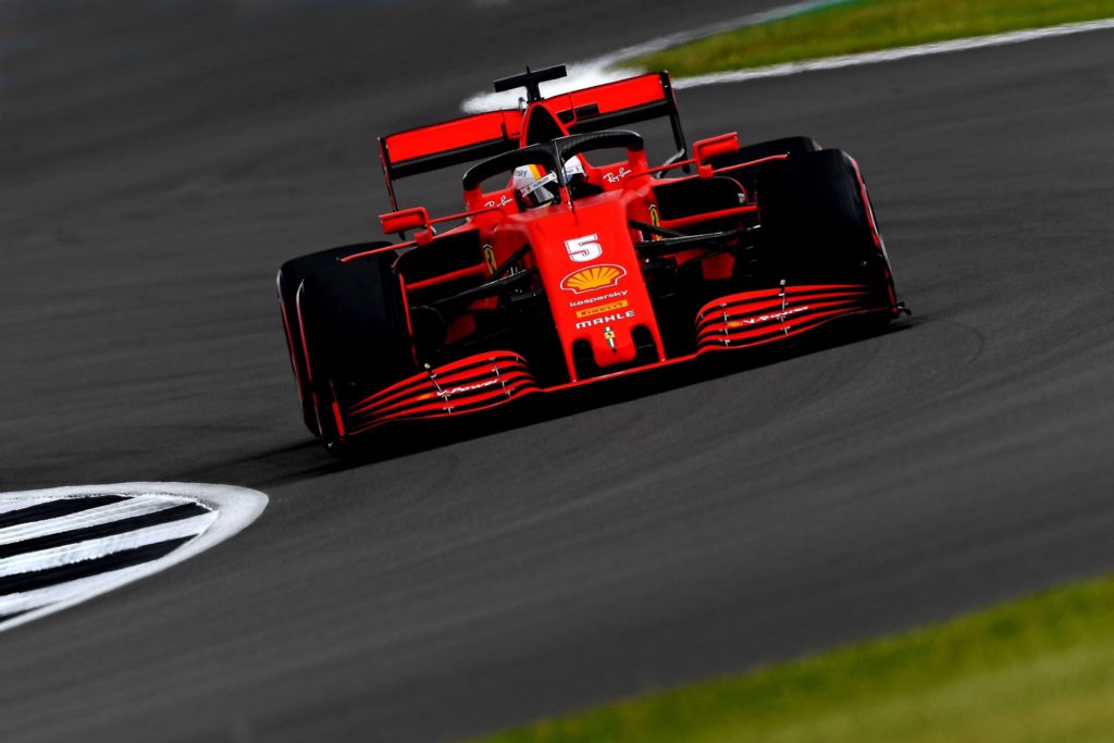 Sebastian Vettel alla guida della Ferrari SF1000 al Silverstone Circuit
