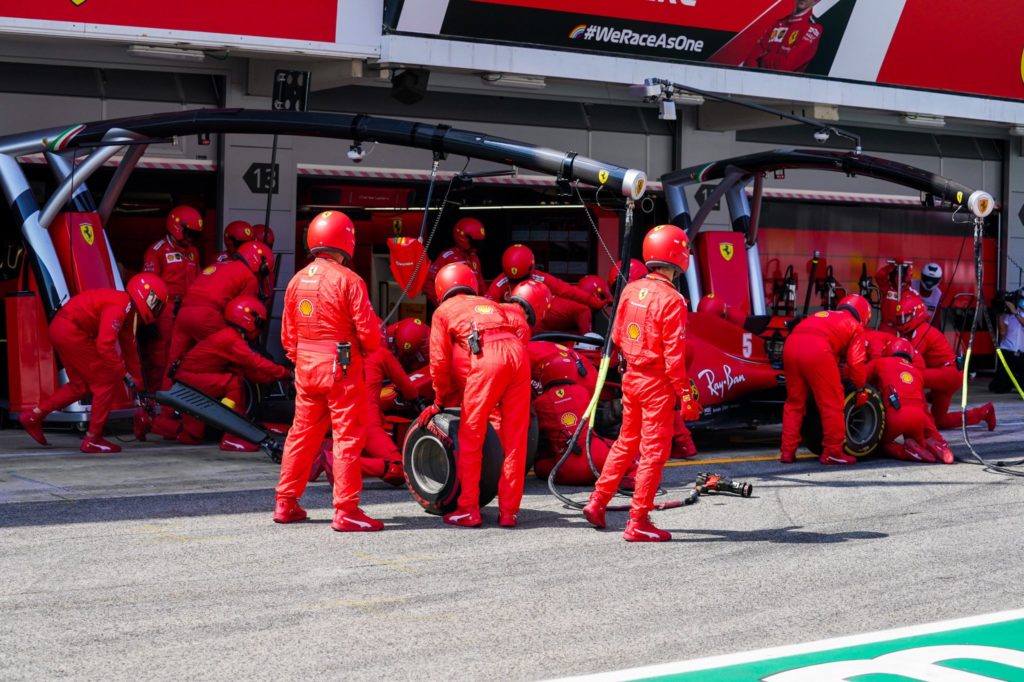 Ferrari: La centralina frena Leclerc, il rischio paga con Vettel...