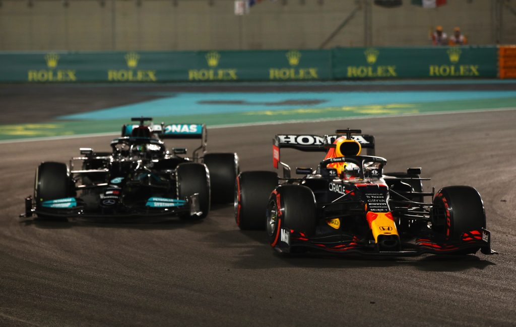 F1, Gp Abu Dhabi 2021: Max Verstappen (Red Bull Racing Honda) completa il sorpasso su Lewis Hamilton (Merceds AMG F1 Team) all'ultimo giro della gara