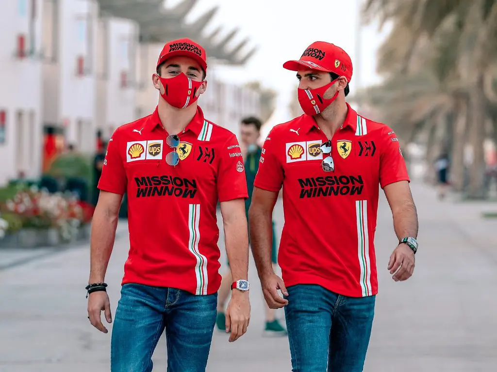 Sainz e Leclerc passeggiano nel paddock in Bahrain