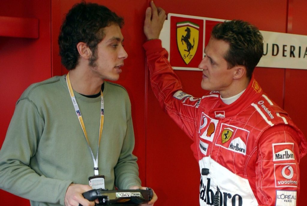 Rossi si confronta con Schumacher nel corso di un test con la Ferrari