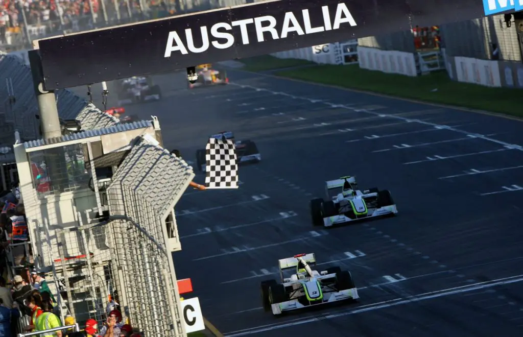 F1, Button vince il GP Australia 2009 davanti a Barrichello a completare la doppietta BrawnGP all'esordio