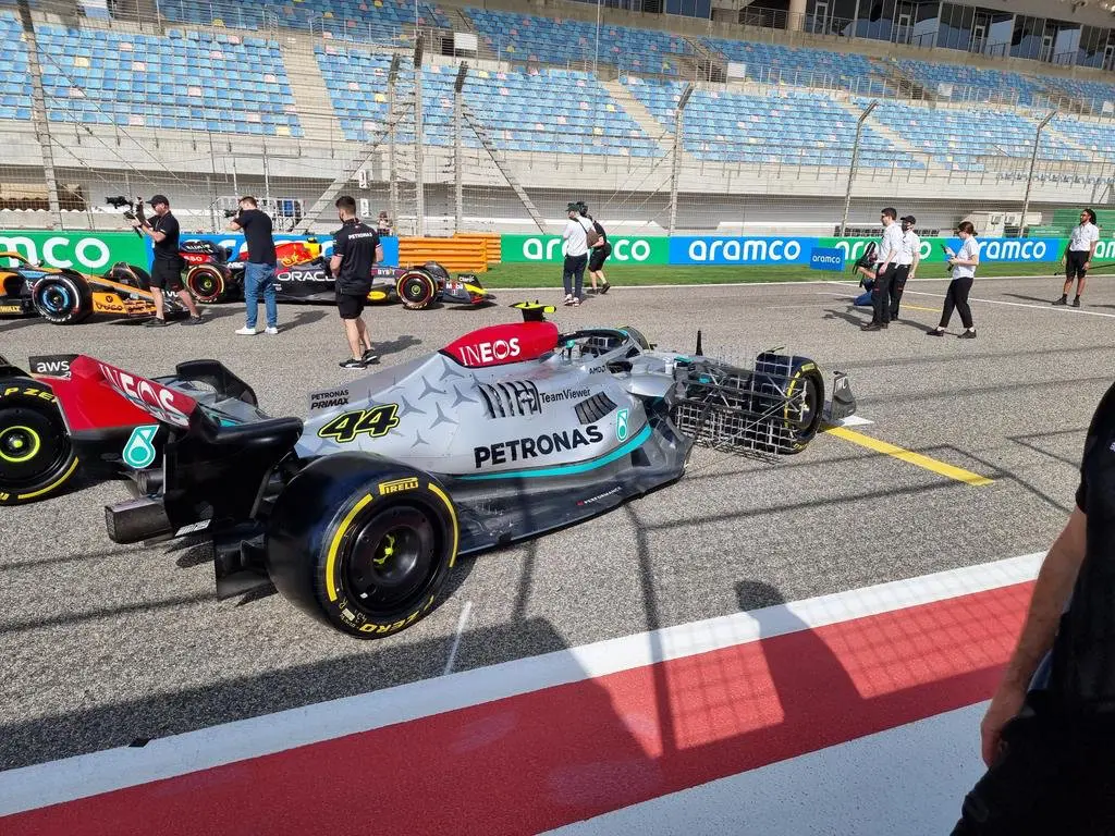 F1, la vista laterale della Mercedes W13 E Performance