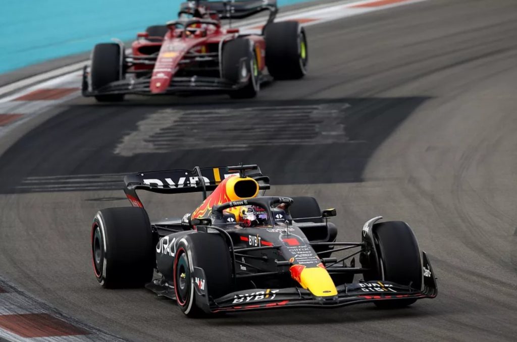 F1, Max Verstappen precede Charles Leclerc durante il GP di Miami 2022