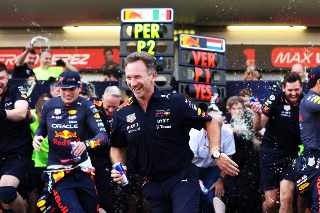 Il team principal di Red Bull Christian Horner festeggia la doppietta nonostante i problemi in F1 con i saltellamenti