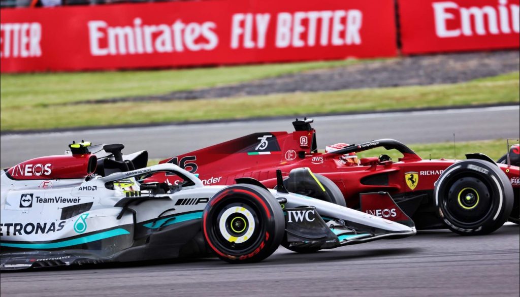F1, Lewis Hamilton (Mercedes AMG F1 Team) e Charles Leclerc (Scuderia Ferrari F1) ingaggiati a duello nelle fasi finali del GP di Gran Bretagna 2022