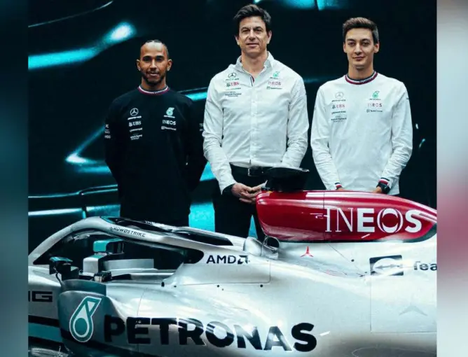 F1, Mercedes AMG: Lewis Hamilton, Toto Wolff, George Russell nel giorno della presentazione della W13