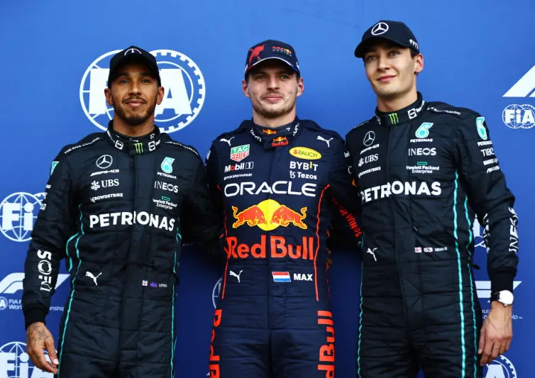 F1, Max Verstappen (Oracle Red Bull Racing), George Russell e Lewis Hamilton (Mercedes AMG) in posa dopo le qualifiche del Gp Messico del 2022