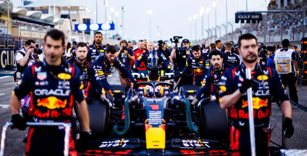 Red Bull RB19, il team Red Bull schierato accanto alla vettura n°1 di Max Verstappen