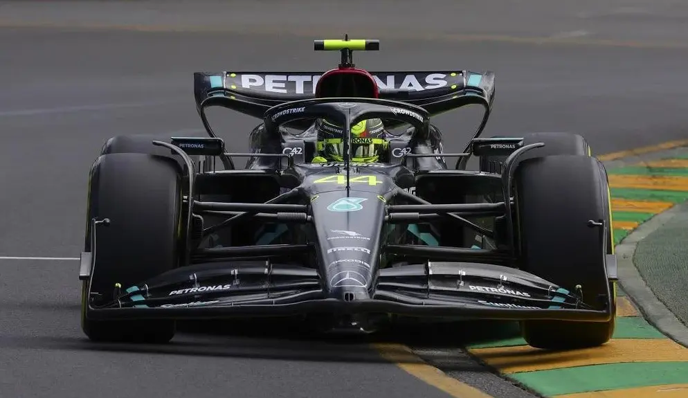 Mercedes, Lewis Hamilton (Mercedes W14) secondo al traguardo nel GP d'Australia 2023